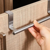 Porte-serviettes sur armoire