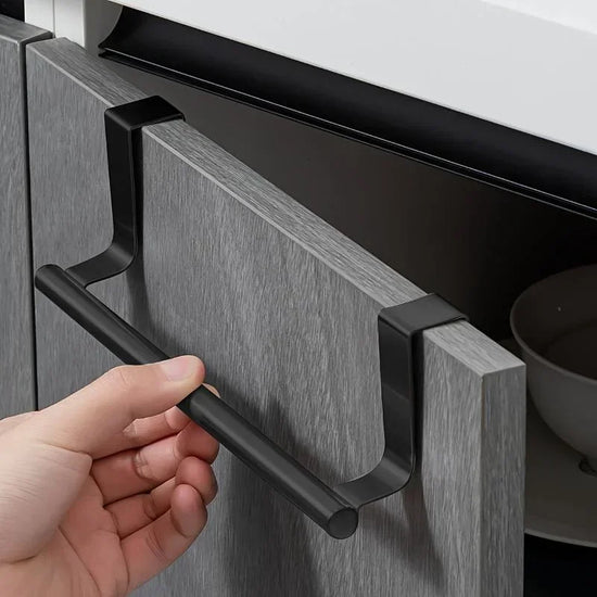Porte serviette noire sur armoire