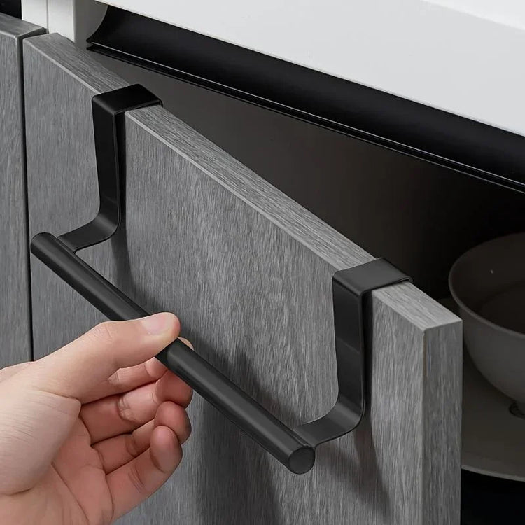 Porte serviette noire sur armoire