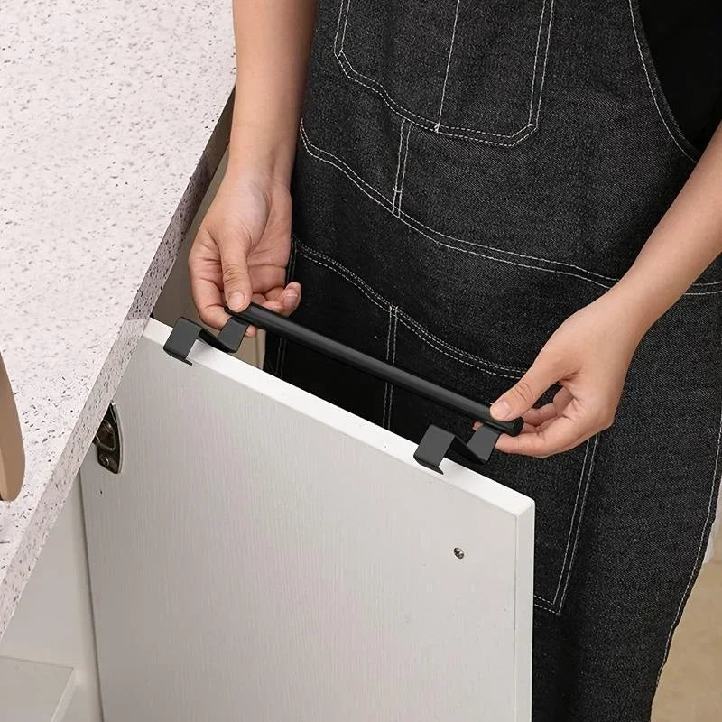 Porte serviette noire sur armoire 2