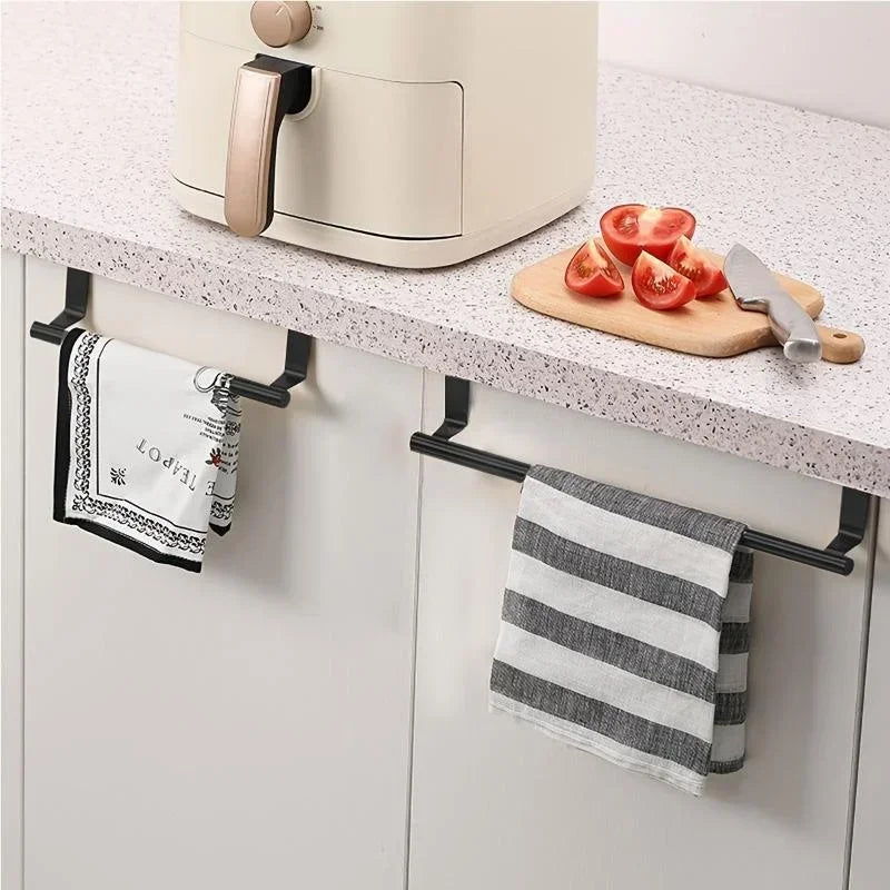 Porte serviette noire sur armoire 5